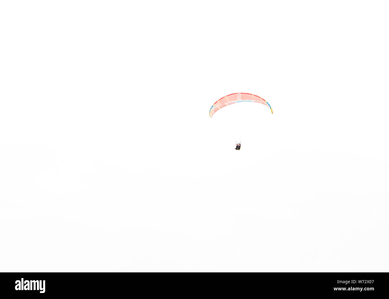 Schöne Landschaft mit Gleitschirmen. Grüne Berge bei bewölktem Himmel Stockfoto