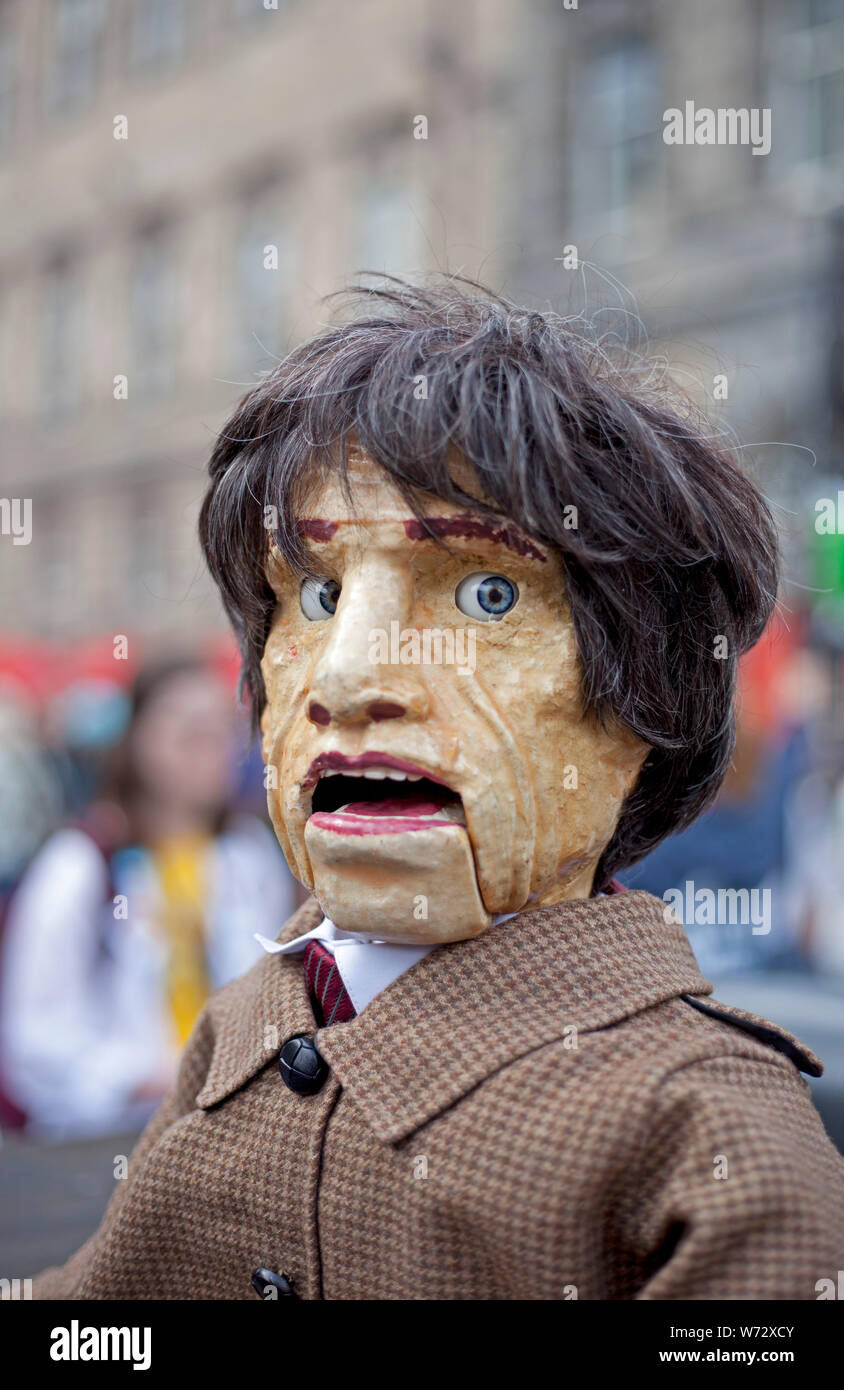 Edinburgh Festival Fringe, Schottland, Großbritannien. 4. August 2019. Verschiedenen bunten Handlungen waren auf der High Street Förderung ihrer Theater zeigt, dargestellt Bertie ist einer der Darsteller von Hyde & Suchen. Stockfoto