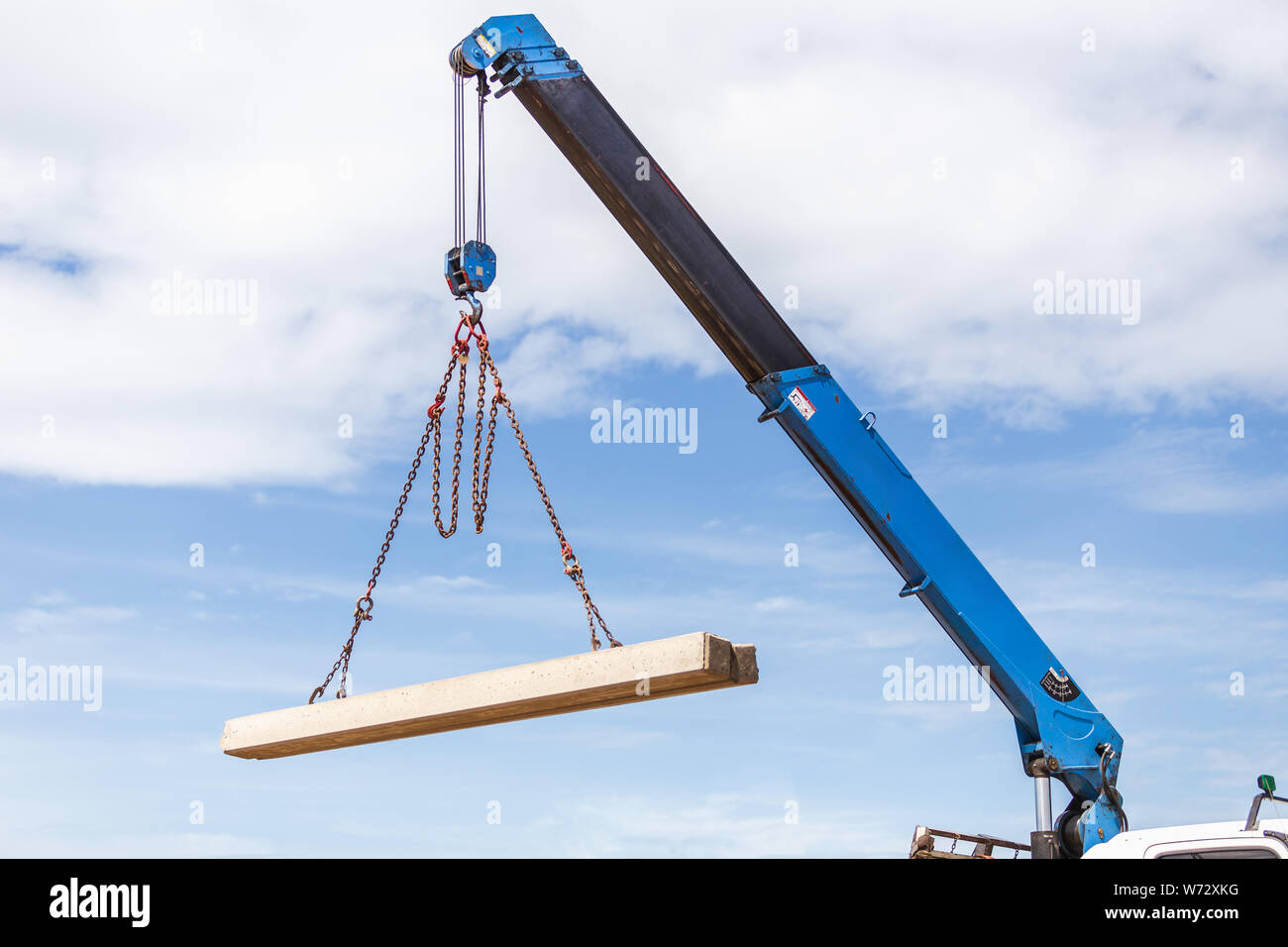 Bauarbeiter entladen konkrete Beteiligung von Lkw in der Baustelle Stockfoto