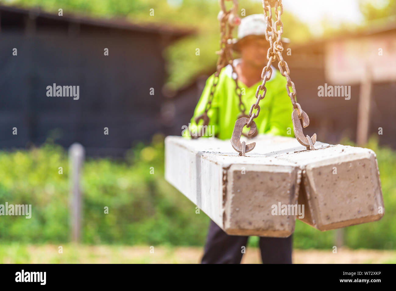 Bauarbeiter entladen konkrete Beteiligung von Lkw in der Baustelle Stockfoto