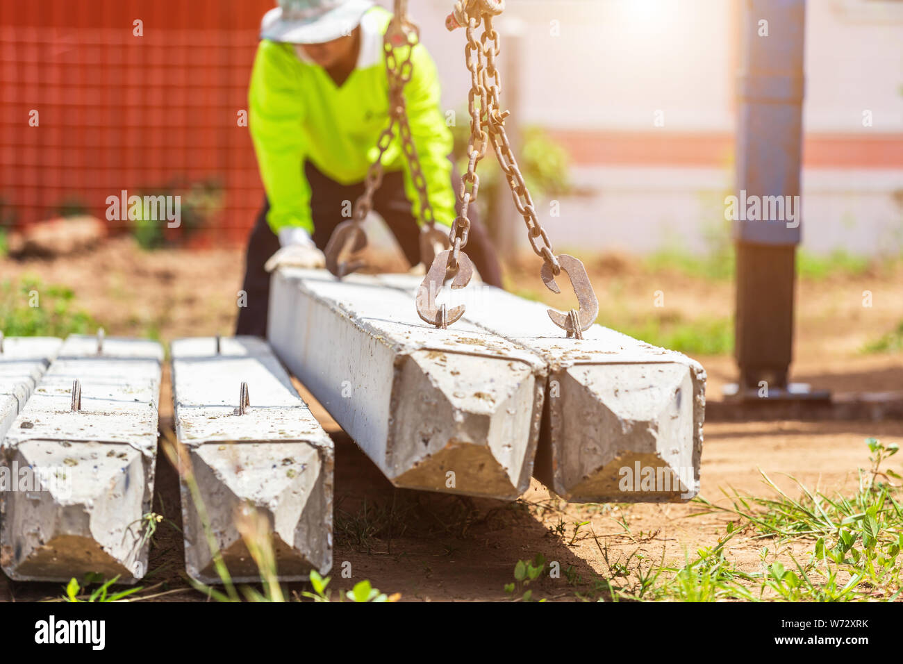 Bauarbeiter entladen konkrete Beteiligung von Lkw in der Baustelle Stockfoto