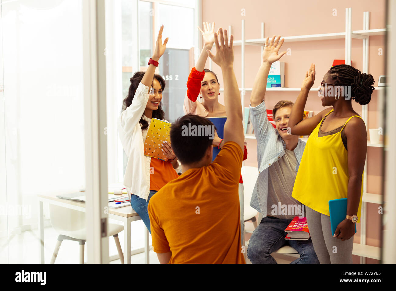 Ziemlich international Frau verbringt Zeit mit Ihren Freunden Stockfoto