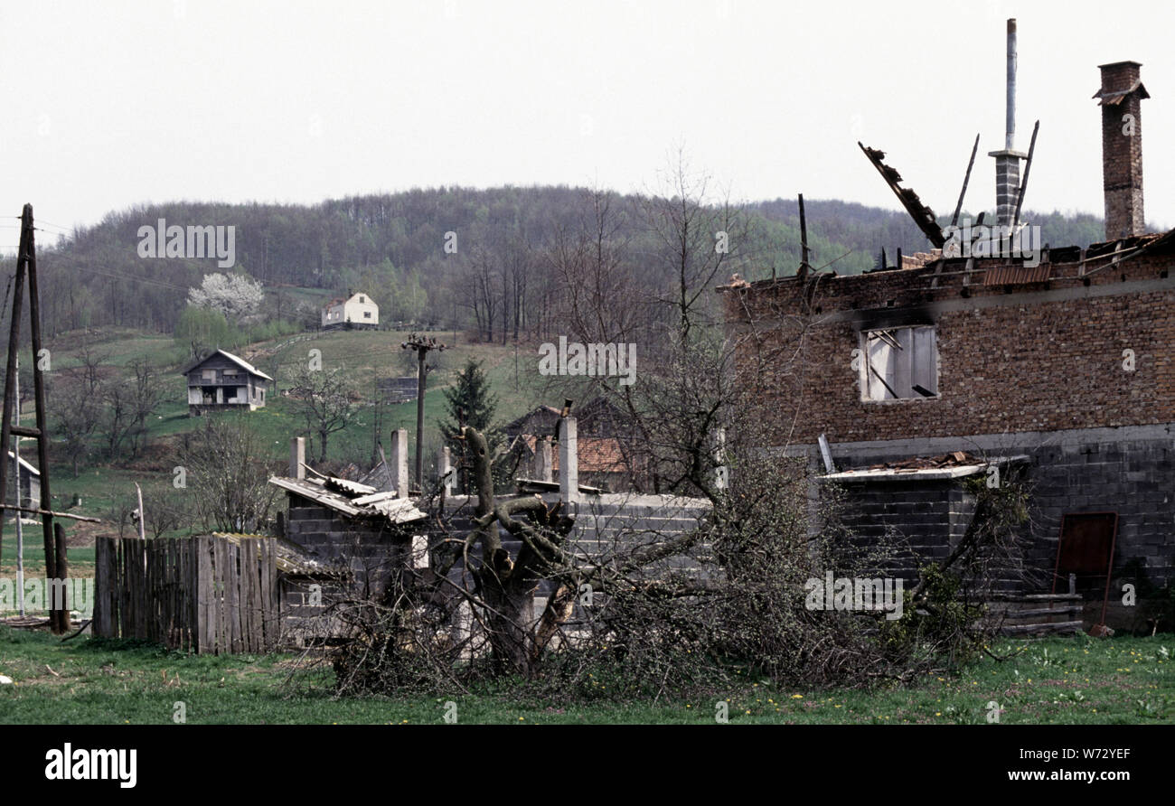 26. April 1993 die ethnischen Säuberungen während des Krieges in Bosnien: verbrannten Häuser entlang der Straße zwischen Großeibstadt und Medovici, angegriffen von HVO (bosnisch-kroatischen) Kräfte zehn Tage vor. Stockfoto