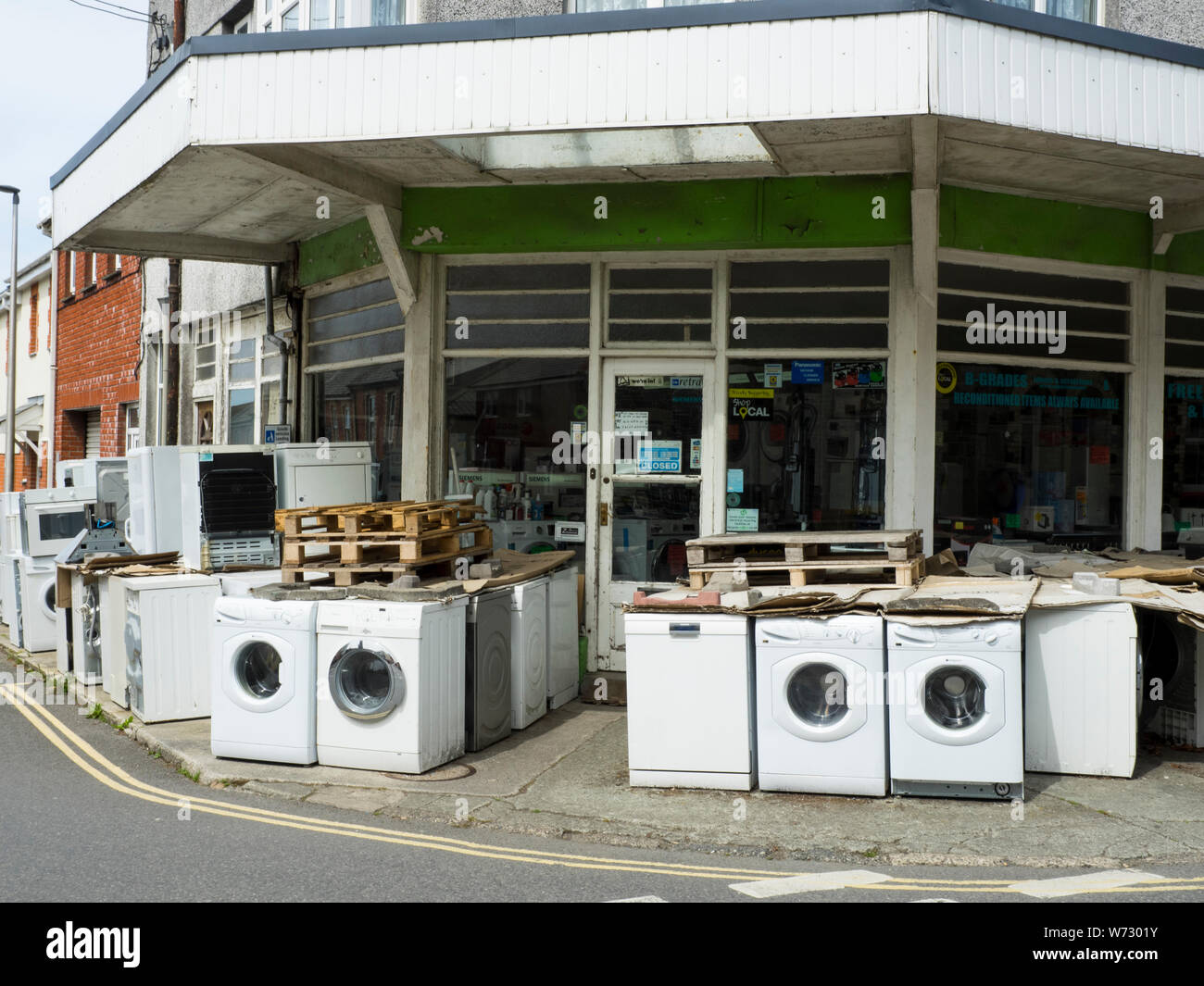 Alte weiße Ware außerhalb des Shops, Holsworthy, Devon, Großbritannien Stockfoto