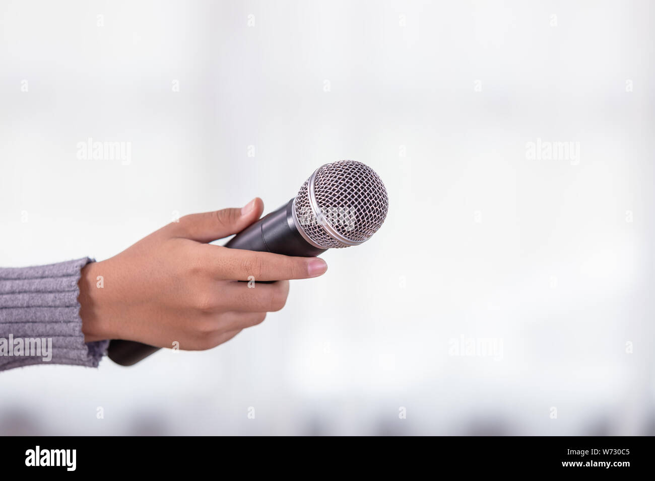 Hand der Reporter Holding neue schwarz Mikrofon mit Kopie Platz für Text oder Design Stockfoto