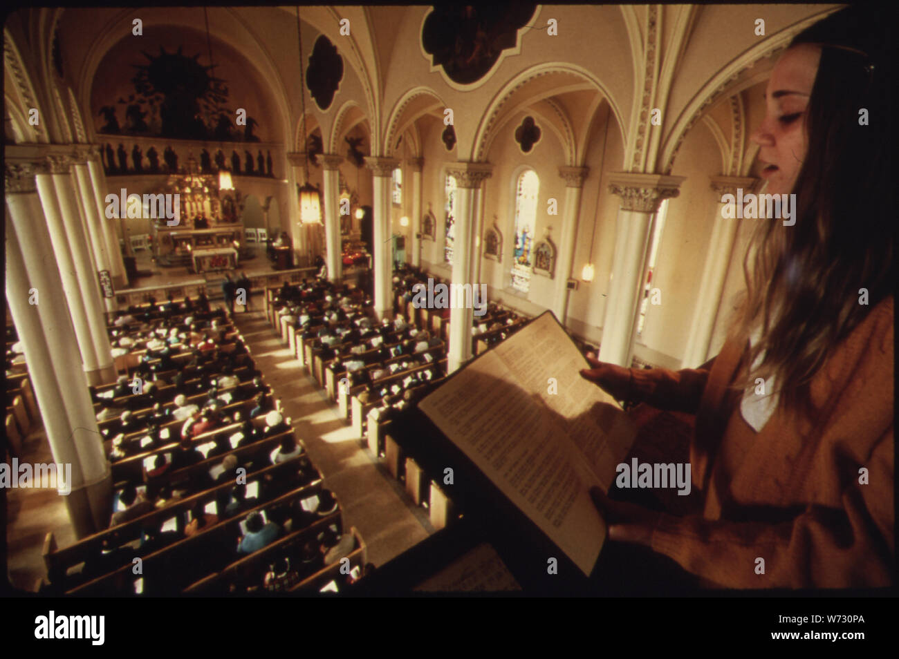 RELIGION SPIELT EINE WICHTIGE ROLLE IM LEBEN DER BEWOHNER KATHOLIKEN UND LUTHERANERN, IN DIESER REIHENFOLGE, SIND DIE GRÖSSTEN Konfessionen. Der Innenraum des neuen Ulmer Münster GESEHEN WIRD, WÄHREND EIN FOLK GITARRE MASSE. Es wurde damit begonnen, FÜR DIE JÜNGEREN MENSCHEN UND IST HEUTE DIE BELIEBTESTE MIT NUR STEHPLÄTZE. Die Kirche ist mit barocke Schnitzereien verziert ERINNERT DER KIRCHEN IM SÜDEN VON DEUTSCHLAND BAYERISCHE Stockfoto