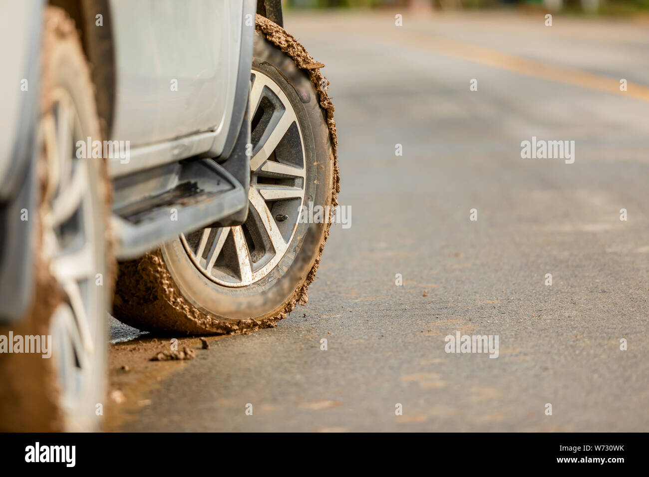 Rad der SUV-Auto mit schmutzigen aus Schlamm und Lehm. Parkplätze auf der Strasse für die sichere Antriebskonzept Stockfoto