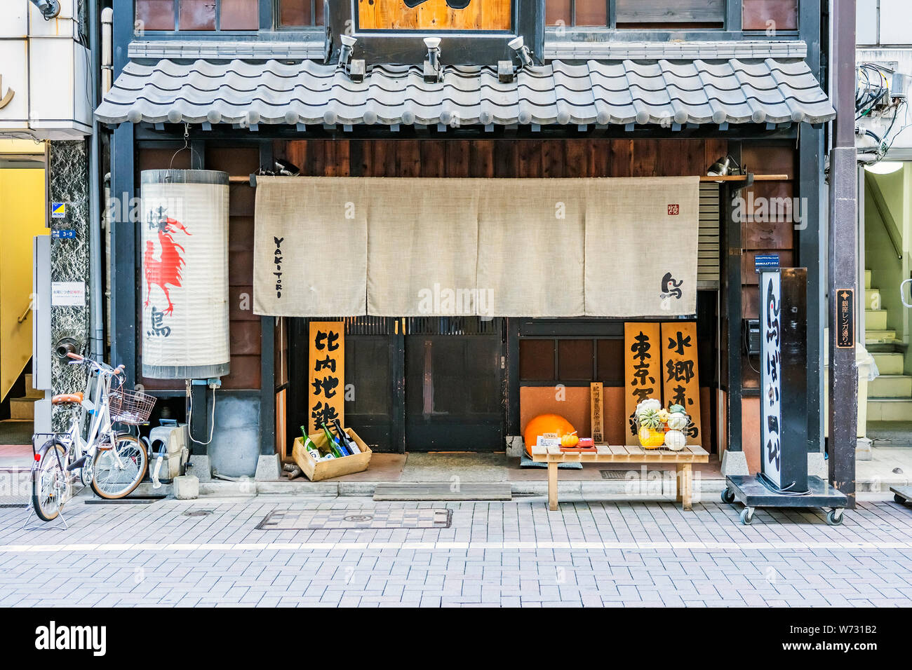 Tokio, Japan - OKTOBER 6, 2018. Der Haupteingang der japanischen Restaurant. Traditionelle hölzerne Fassade des Food Store in Japan. Stockfoto