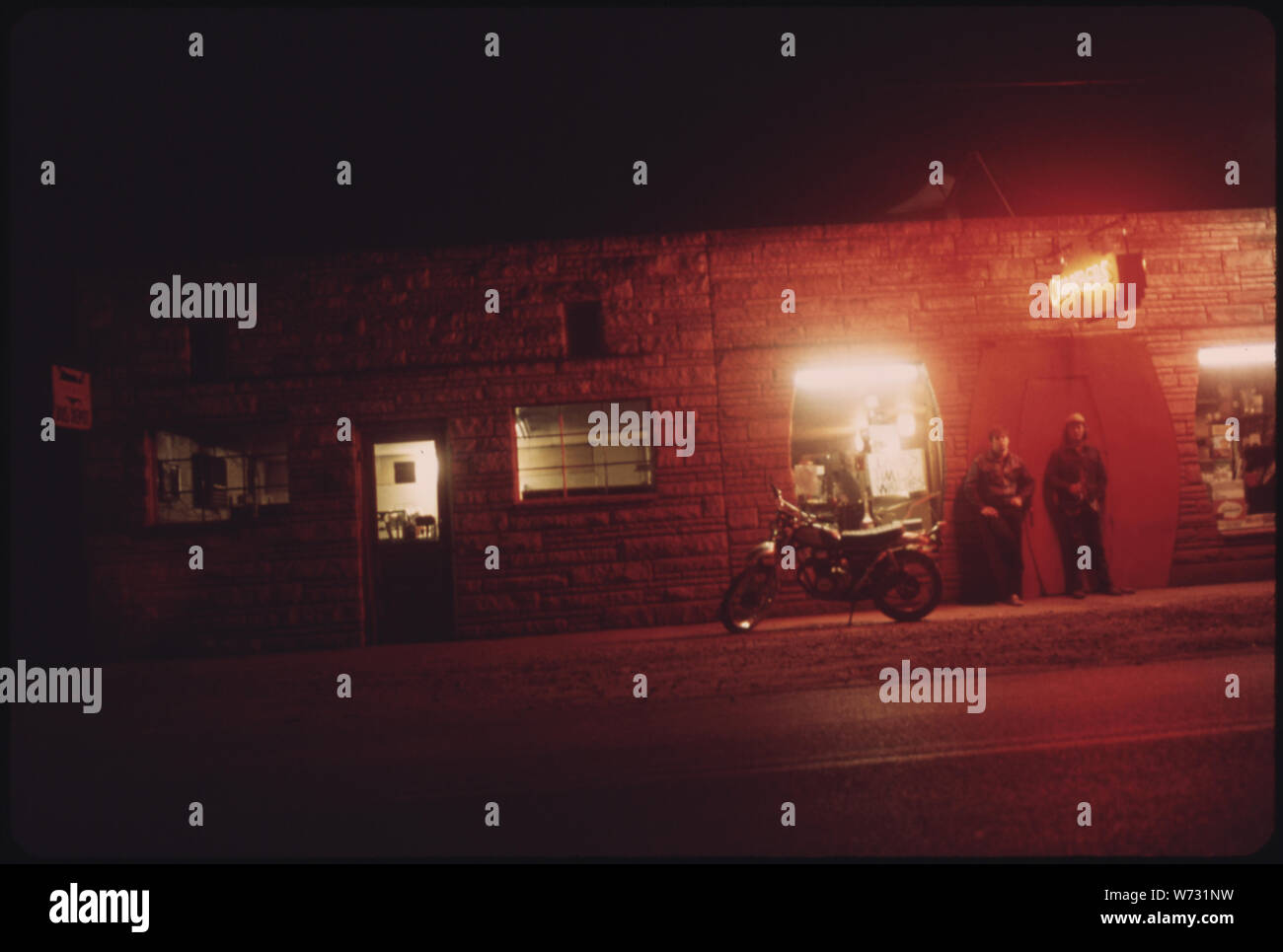 ROBERT JOHNSON, 18, und LANNY GRÜN, 21, AUSSERHALB EINER GEMEINSAMEN BIER IN der Tuchmacher, West Virginia, in der Nähe von Madison. Sie hatten BIER TRINKEN UND BESUCHEN MIT FREUNDEN IM INNEREN. JOHNSON HAT EINEN JOB PHYSISCHEN BESTANDEN UND IST WARTEN ZU GEHEN IN DEN MINEN ZU ARBEITEN. Grün NICHT IN DEN MINEN GEARBEITET UND IST NICHT INTERESSIERT HAT, ABER HAT KEINEN AUFTRAG entfernt. Er WÜRDE GERNE ARBEITEN, FÜR DIE EISENBAHN Stockfoto