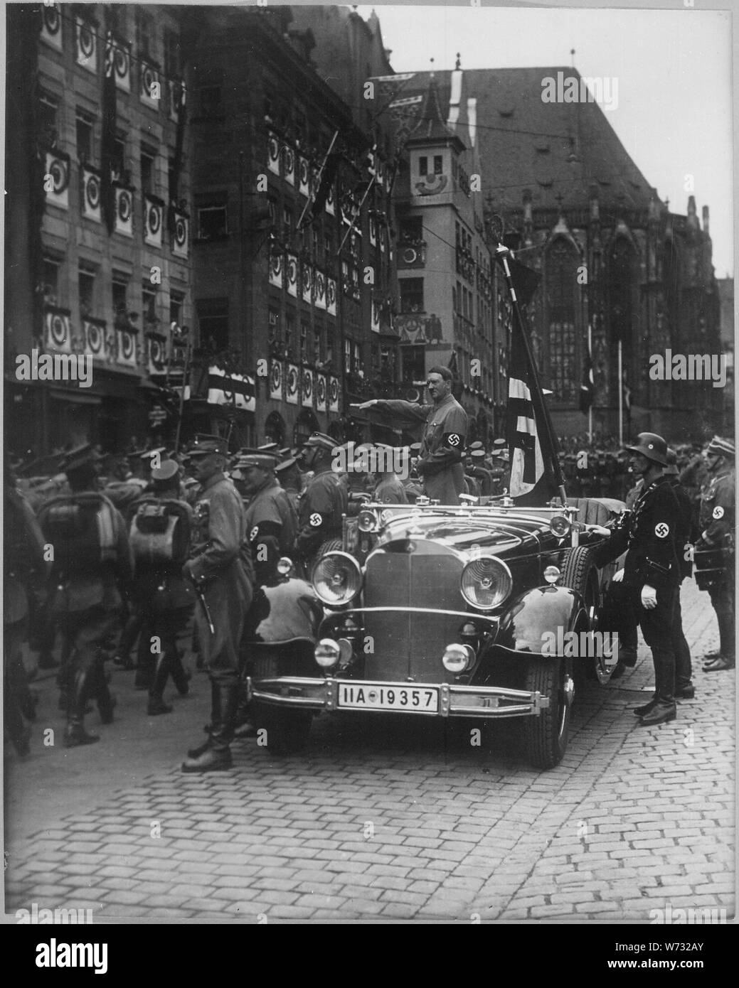 Reichsparteitag. Der vorbeimarsch der SA bin Fhrer. Parade der SA Truppen hinter Hitler. Nürnberg, November 1935; Allgemeine Hinweise: Verwenden Sie Krieg und Konflikt Nummer 982 bei der Bestellung eine Reproduktion oder Anforderung von Informationen zu diesem Bild. Stockfoto