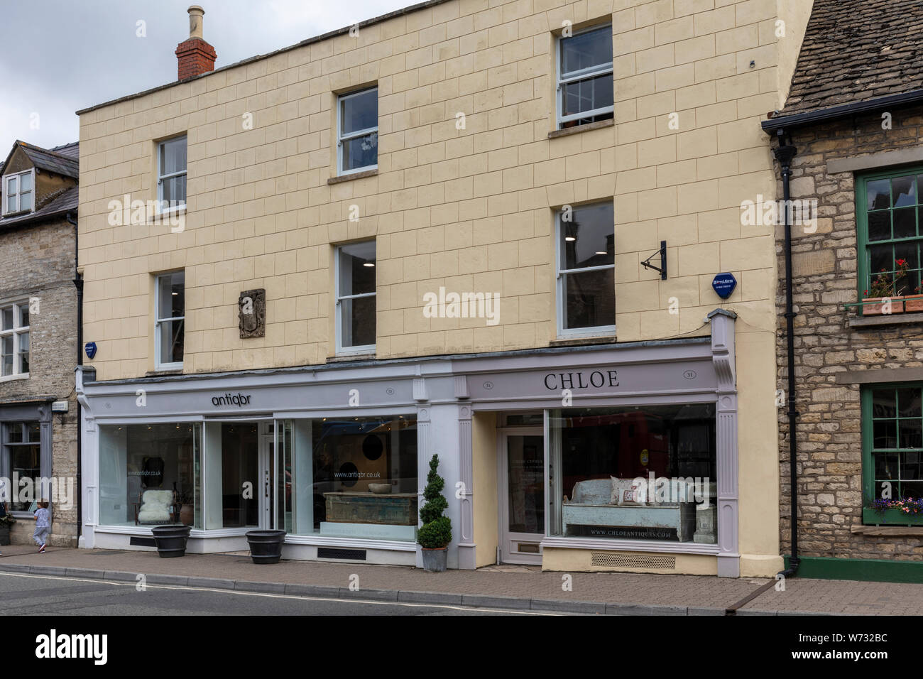 Chloe Antiquitäten & Antiquitäten, Long Street, Tetbury, Cotswolds, Gloucestershire, Großbritannien Stockfoto