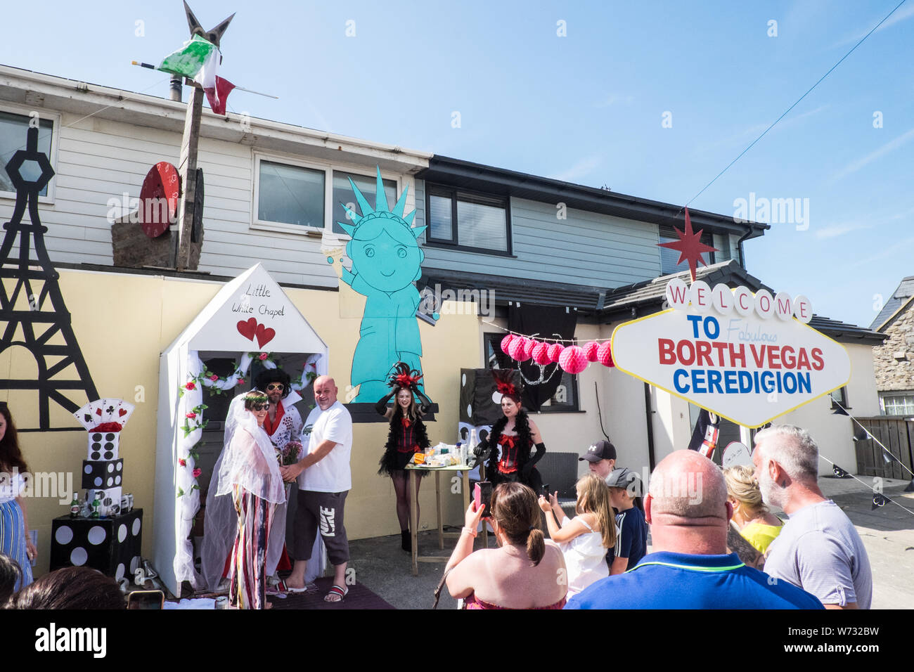 An, berühmt, am Meer, am Strand, Dorf, Stadt, Karneval, Parade, at, Borth Karneval, gehalten, jährlich, jährliche, Event, in, August, jeden, Sommer, in der Nähe von, Aberystwyth, Ceredigion, Stockfoto An, berühmt, am Meer, am Strand, Dorf, Stadt, Karneval, Parade, at, Borth Karneval, gehalten, jährlich, jährliche, Event, in, August, jeden, Sommer, in der Nähe von, Aberystwyth, Ceredigion, Stockfoto
