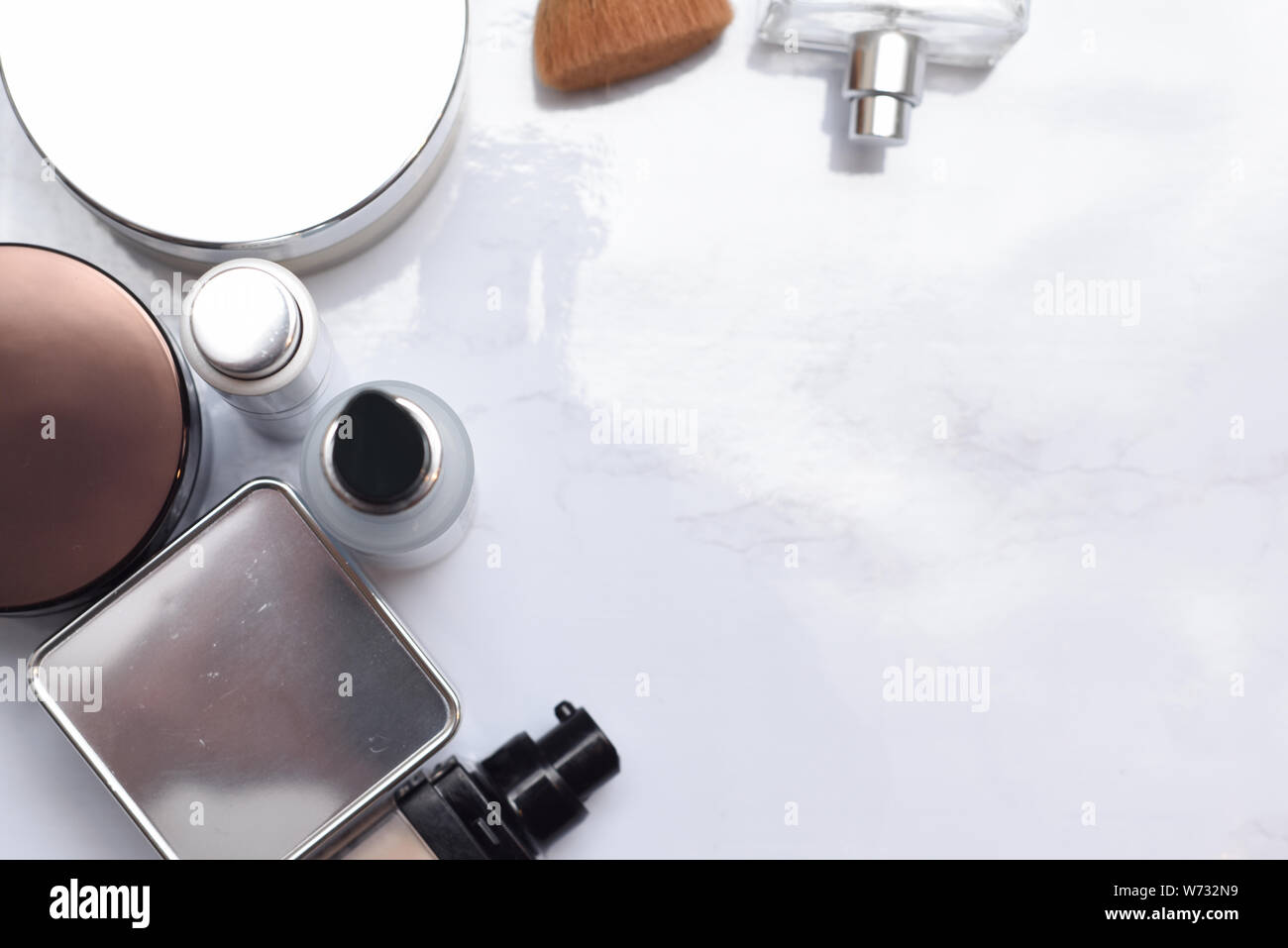 Make-up und kosmetische Produkte mit Pinsel und Parfüm Flasche auf Marmor Oberfläche Stockfoto