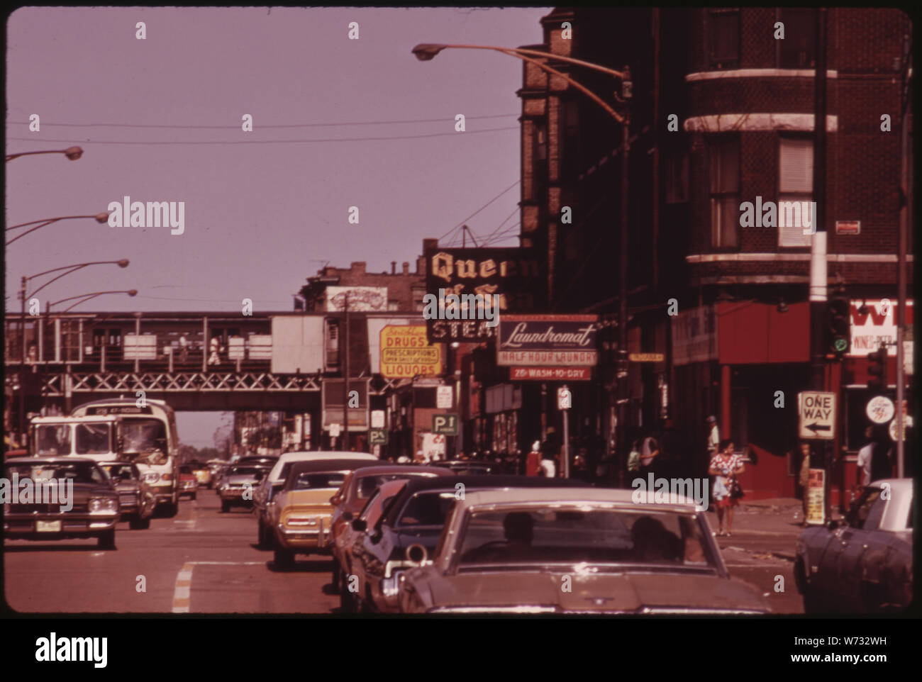 IN der South Side von Chicago auf 47TH STREET, einer viel befahrenen Durchgangsstraße, wo VIELE KLEINE SCHWARZE UNTERNEHMEN SZENE BEFINDEN SICH VIELE DER STADT SCHWARZE UNTERNEHMER BEGANN MIT KLEINEN OPERATIONEN UND WUCHS MIT harter Arbeit. Heute CHICAGO IST DER ANSICHT, DASS DAS SCHWARZE GESCHÄFT HAUPTSTADT DER VEREINIGTEN STAATEN ZU WERDEN. Volkszählung im Jahre 1970 FESTGESTELLT, DASS UNTERNEHMEN IM BESITZ VON 8,747 SCHWARZ WAREN IN CHICAGO und verdiente mehr als $ 332 Mio. Stockfoto