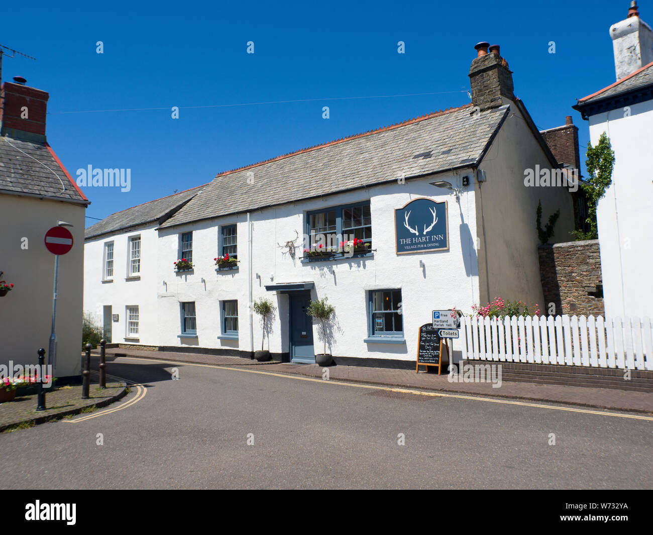 Pub in der Mitte des Dorfes, die Hart, Hartland, Devon, Großbritannien Stockfoto