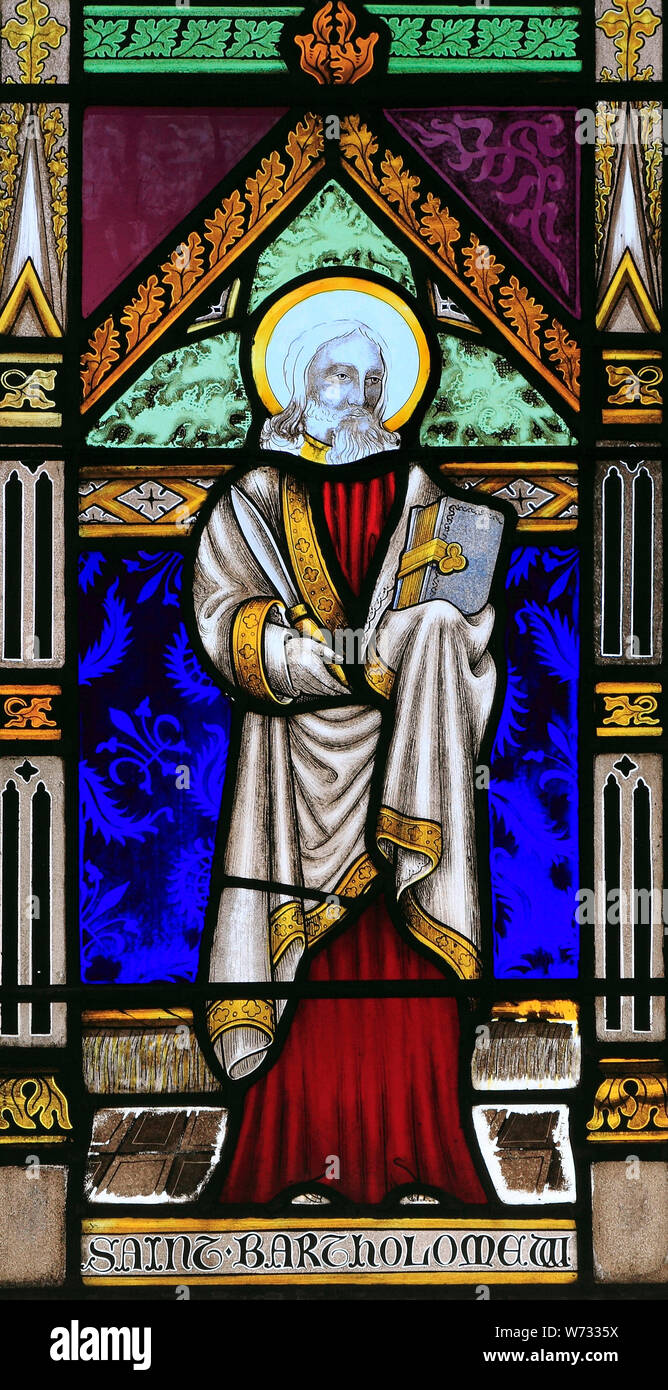 St. Bartholomäus, holding Häutungsmesser, Glasfenster, von Joseph Gewährung von Costessey 1856 Wighton, Norfolk, England, Großbritannien Stockfoto