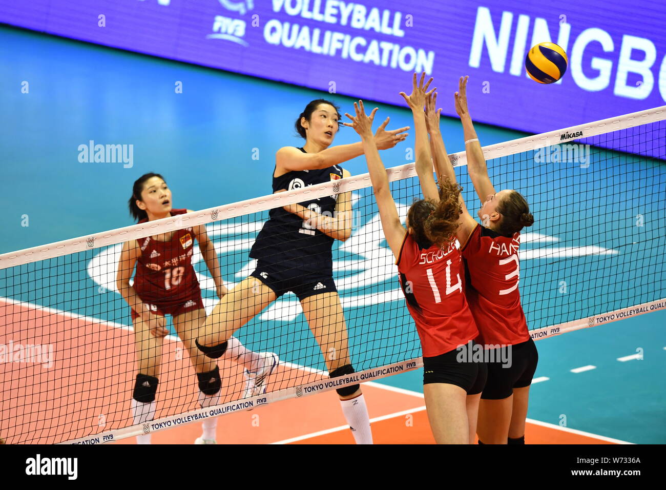 Zhu Ting, ein Mitglied der nationalen Chinas Volleyballerinnen, Mitte links, springt die Kugel während der 2019 der FIVB Volleyball Intercontinental olympischen Qualifikation Turnier gegen Deutschland zu zerschlagen in Ningbo City, der ostchinesischen Provinz Zhejiang, den 3. August 2019. China gewann das Match gegen Deutschland mit 3-1 in der 2019 Die FIVB Frauen Volleyball Intercontinental olympischen Qualifikation Turnier in Ningbo City, der ostchinesischen Provinz Zhejiang, den 3. August 2019. Stockfoto