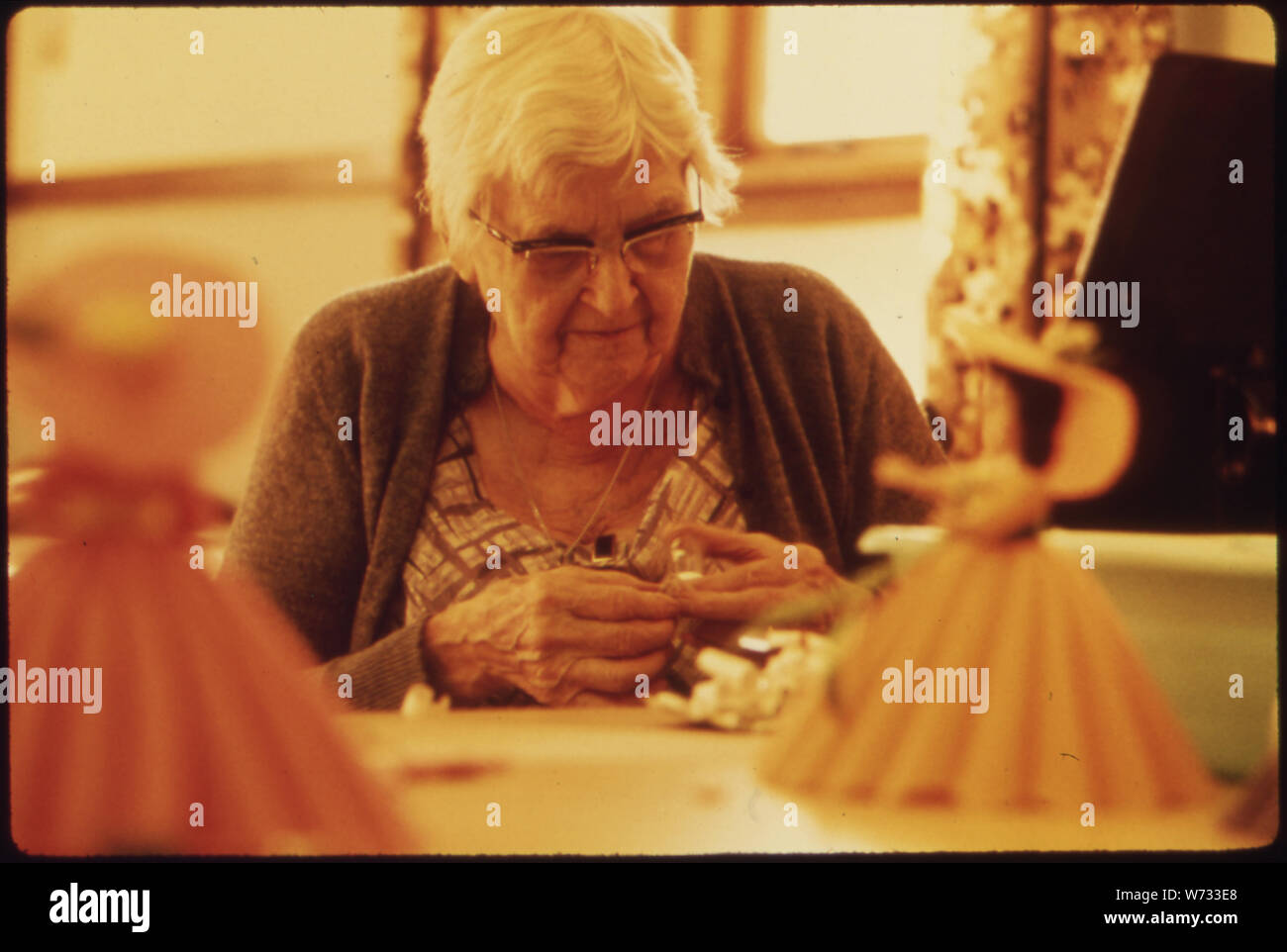 Senioren finden, dass New Ulm, Minnesota, ist ein guter Ort, um in den Ruhestand zu treten. Es besteht eine enge Gemeinschaft Verantwortung gegenüber älteren Menschen, EGAL WAS IHRE FINANZIELLE POSITION SEIN KÖNNTE. Ältere BÜRGER UND JENE, DIE NICHT FÜR SICH SELBST PHYSISCH IN ZWEI kommunalen Einrichtungen, ALEXANDER HOME UND HIGHLAND MANOR gepflegt. NEW ULM IST EINE KREISSTADT HANDELSPLATZ DER 13.000 IN EINE LANDWIRTSCHAFTLICHE FLÄCHE VON SOUTH CENTRAL MINNESOTA GEGRÜNDET, DIE VON EINEM DEUTSCHEN EINWANDERER LAND COMPANY Stockfoto