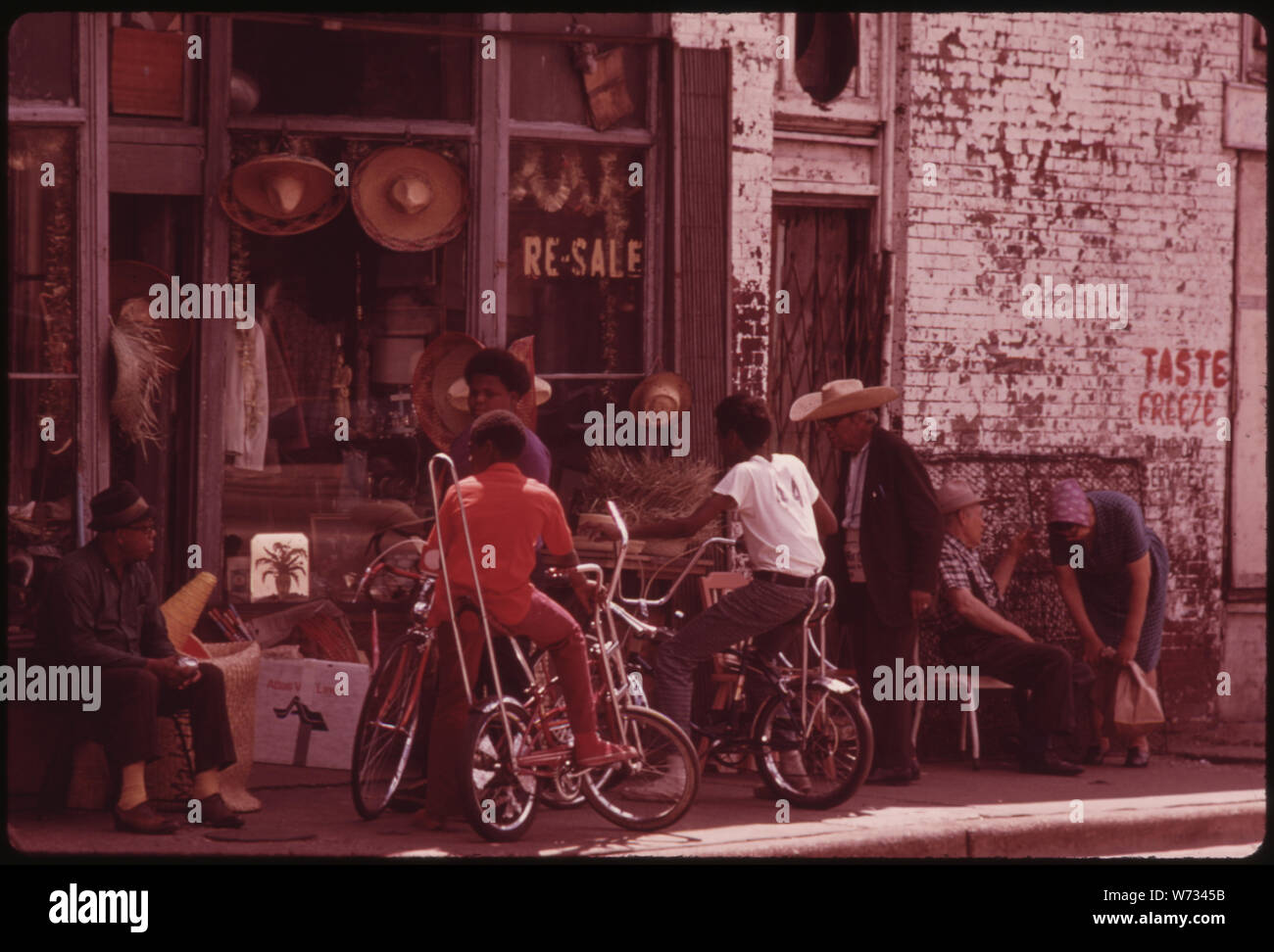 Bürgersteig WAREN AUF CHICAGO'S SOUTH SIDE. Viele der Stadt schwarze Geschäftsleute fing klein an und wuchs durch harte Arbeit heute CHICAGO IST DER ANSICHT, DASS DAS SCHWARZE GESCHÄFT HAUPTSTADT DER VEREINIGTEN STAATEN ZU WERDEN. Schwarz unternehmen Magazin berichtet im Jahr 1973, hatte die Stadt 14 DER TOP 100 SCHWARZ UNTERNEHMEN IM LAND, EINE MEHR ALS NEW YORK CITY Stockfoto