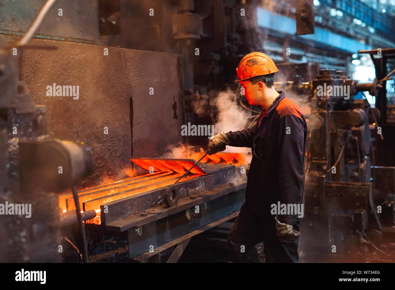 Arbeitnehmer in der stahlunternehmens metallurgischen Industrie. Stockfoto