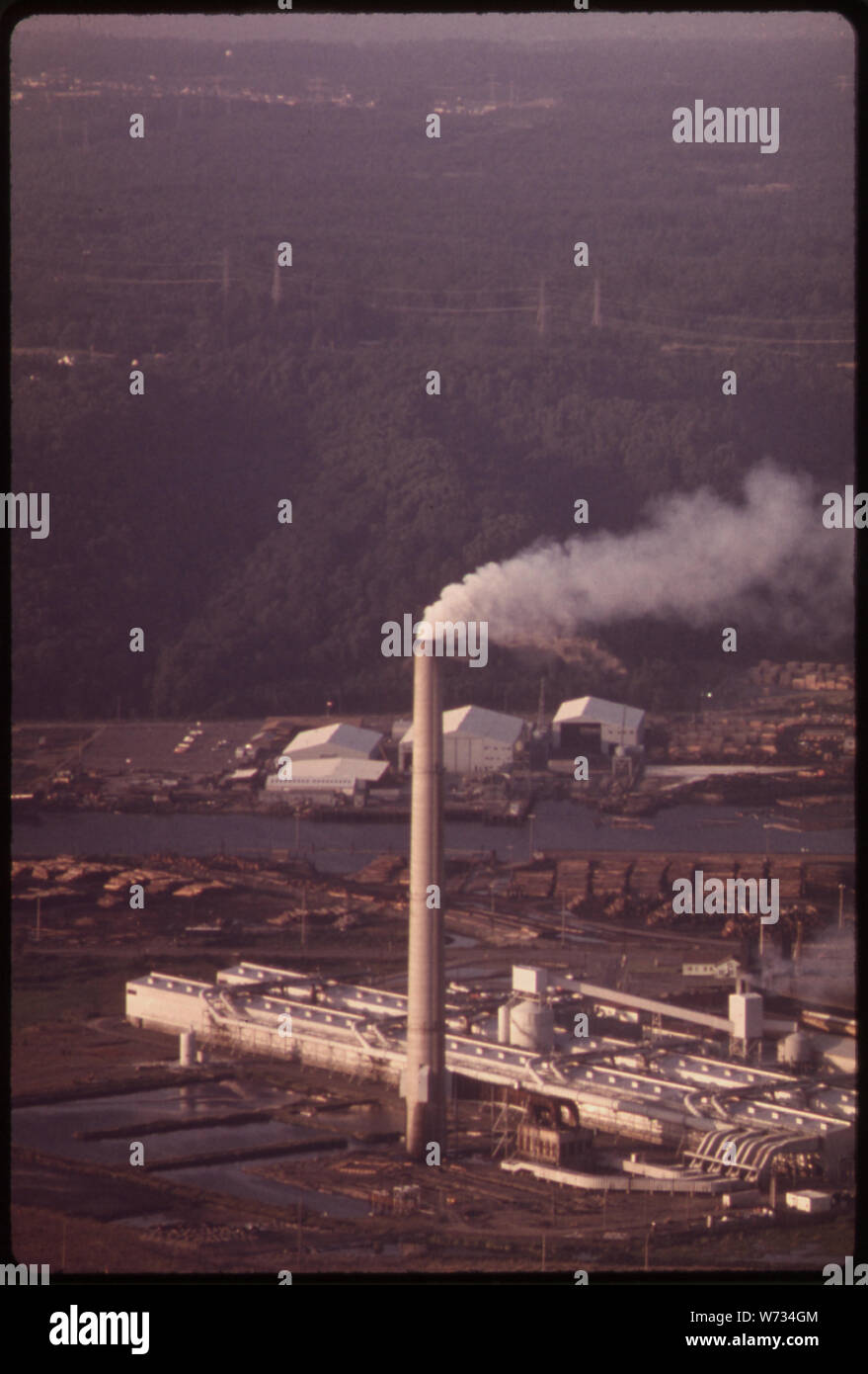 Rauch, STAPEL VON ALUMINIUM SCHMELZWERK Stockfoto