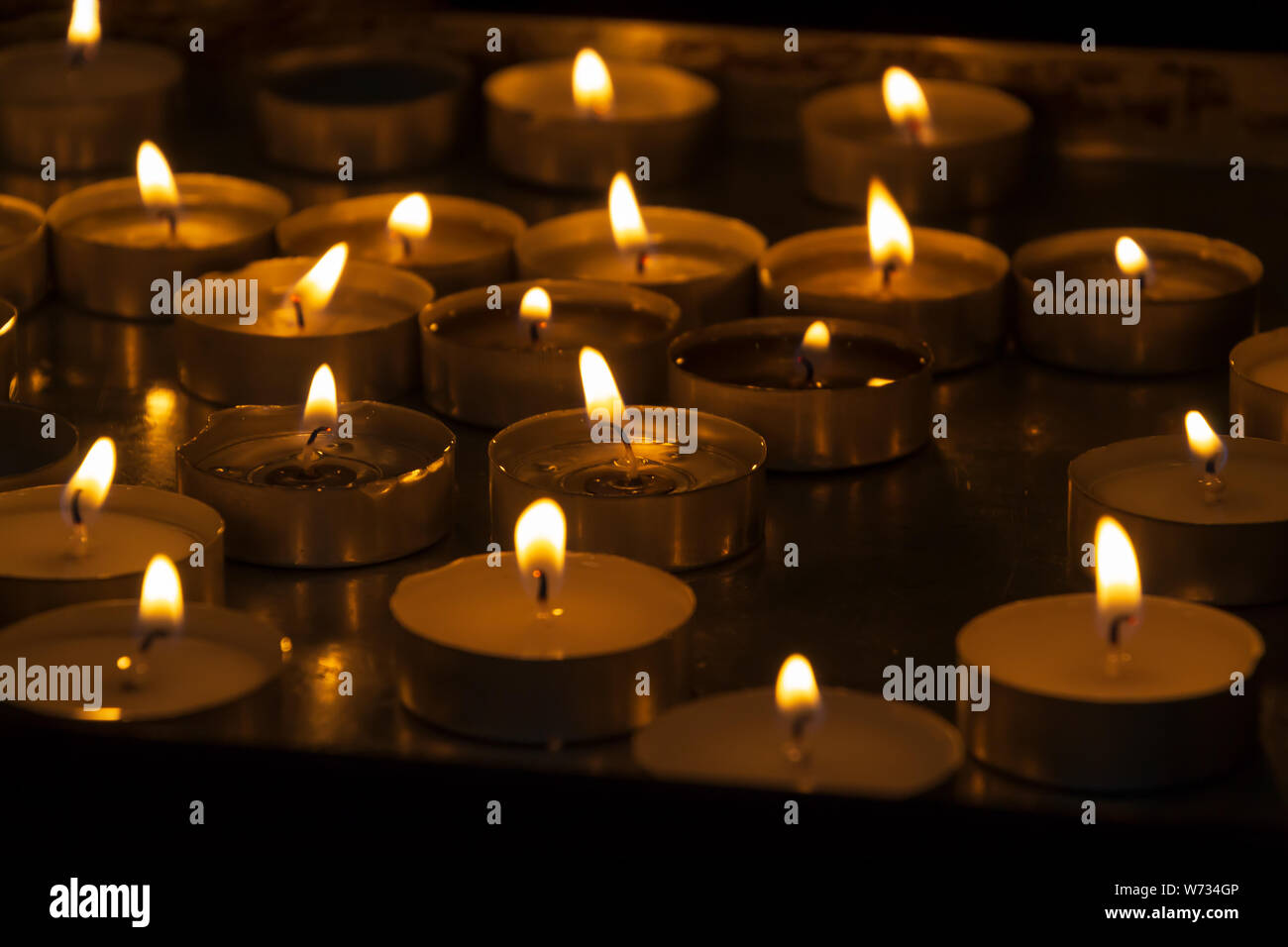 Viele Weihnachten Kerzen brennen in der Nacht Stockfoto