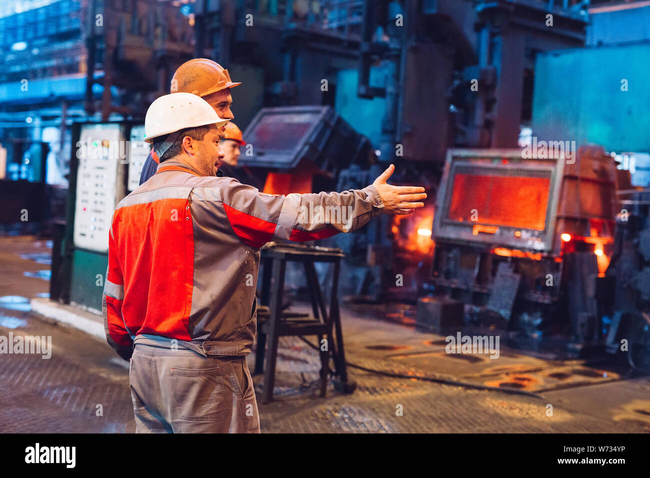 Arbeitnehmer in der stahlunternehmens metallurgischen Industrie. Stockfoto