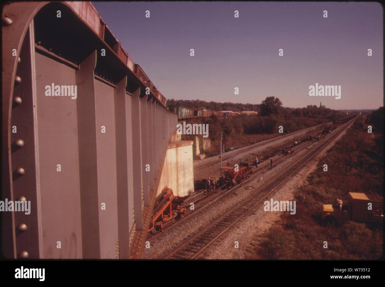 SOUTHERN RAILWAY VORFAHRT CREW, MIT AUSRÜSTUNGEN FÜR NEUE viertel Meile lange ABSCHNITTE DER BAHN ZU ERSETZEN DIE ALTEN KÜRZERE TRACK. An einem guten Tag, WENN DIE BESATZUNG MUSS NICHT anhalten, nur ARBEITEN ZU VIELE MALE ZU LASSEN ZÜGE auf parallelen Bahnen, SIE KÖNNEN ETWAS WENIGER ALS ZWEI MEILEN VON GESCHWEISSTEN TRACK PRO TAG. 1974 südliche hatte einen Durchschnitt von vier Mannschaften von 50 bis 55 Männer jedes ARBEITEN AN DER ANLAGE 10,531 Meilen Schiene Stockfoto