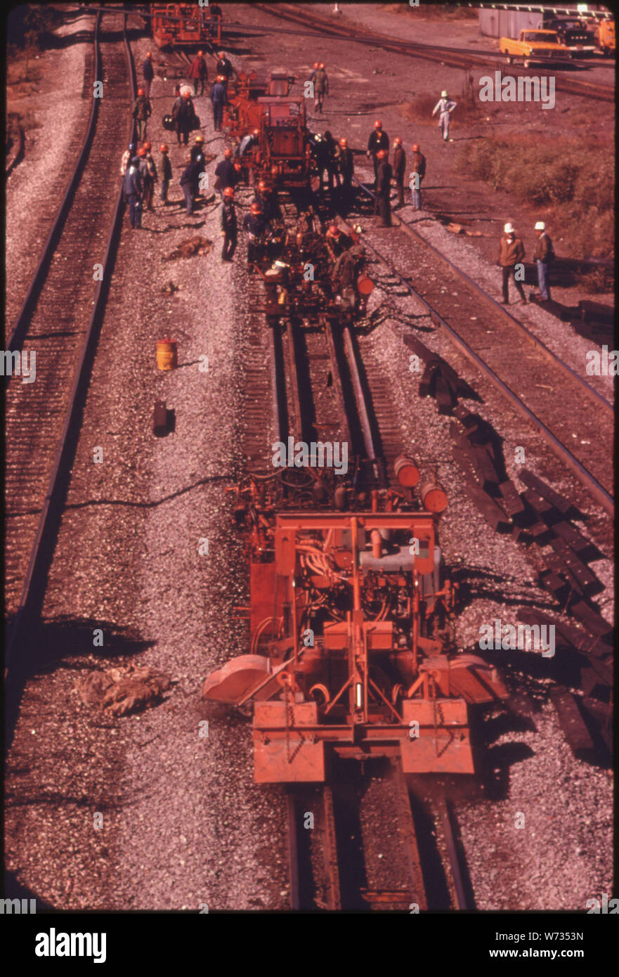 SOUTHERN RAILWAY VORFAHRT CREW, FESTLEGUNG DER NEUEN viertel Meile lange ABSCHNITTE DER BAHN ZU ERSETZEN DIE ALTEN KÜRZERE TRACK. An einem guten Tag, WENN DIE BESATZUNG MUSS NICHT anhalten, nur ARBEITEN ZU VIELE MALE ZU LASSEN ZÜGE auf parallelen Bahnen, SIE KÖNNEN ETWAS WENIGER ALS ZWEI MEILEN VON GESCHWEISSTEN TRACK PRO TAG. 1974 südliche hatte einen Durchschnitt von vier Mannschaften von 50 bis 55 Männer jedes ARBEITEN AN DER ANLAGE 10,531 Meilen Schiene Stockfoto