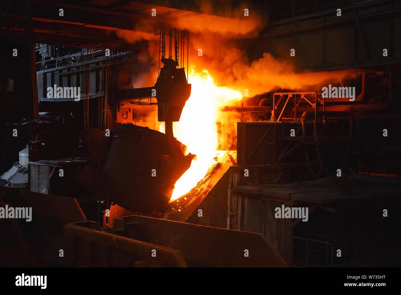 Das Schmelzen des Metalls in der Gießerei, Metallurgische Industrie. Stockfoto