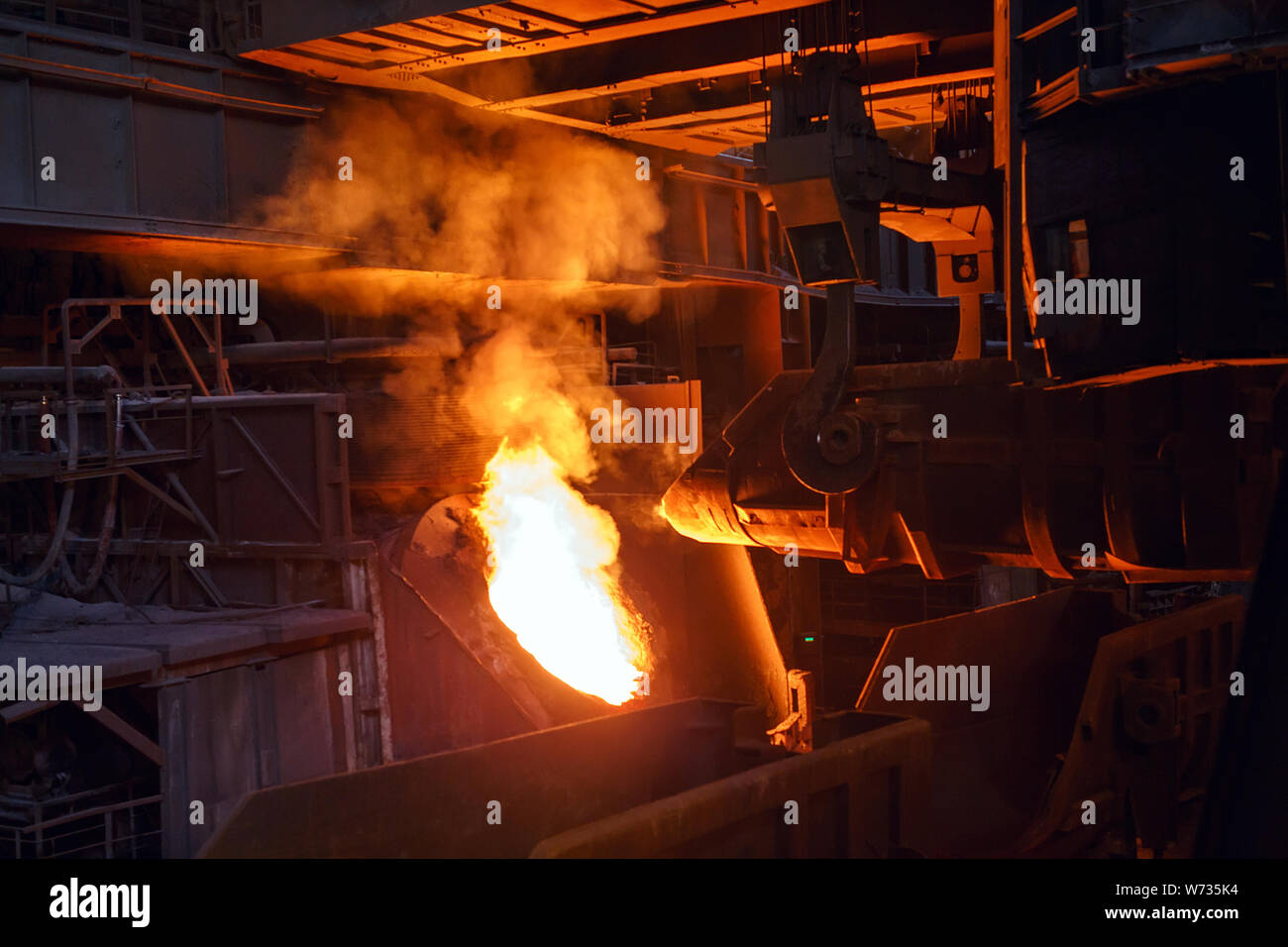 Das Schmelzen des Metalls in der Gießerei, Metallurgische Industrie. Stockfoto