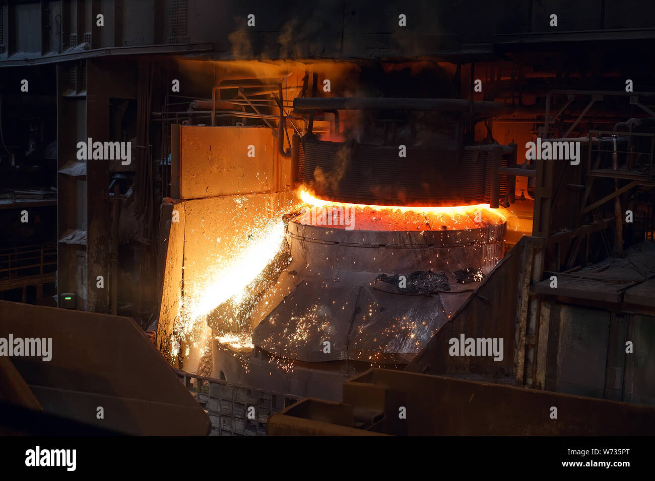 Das Schmelzen des Metalls in der Gießerei, metallurgische Industrie. Stockfoto