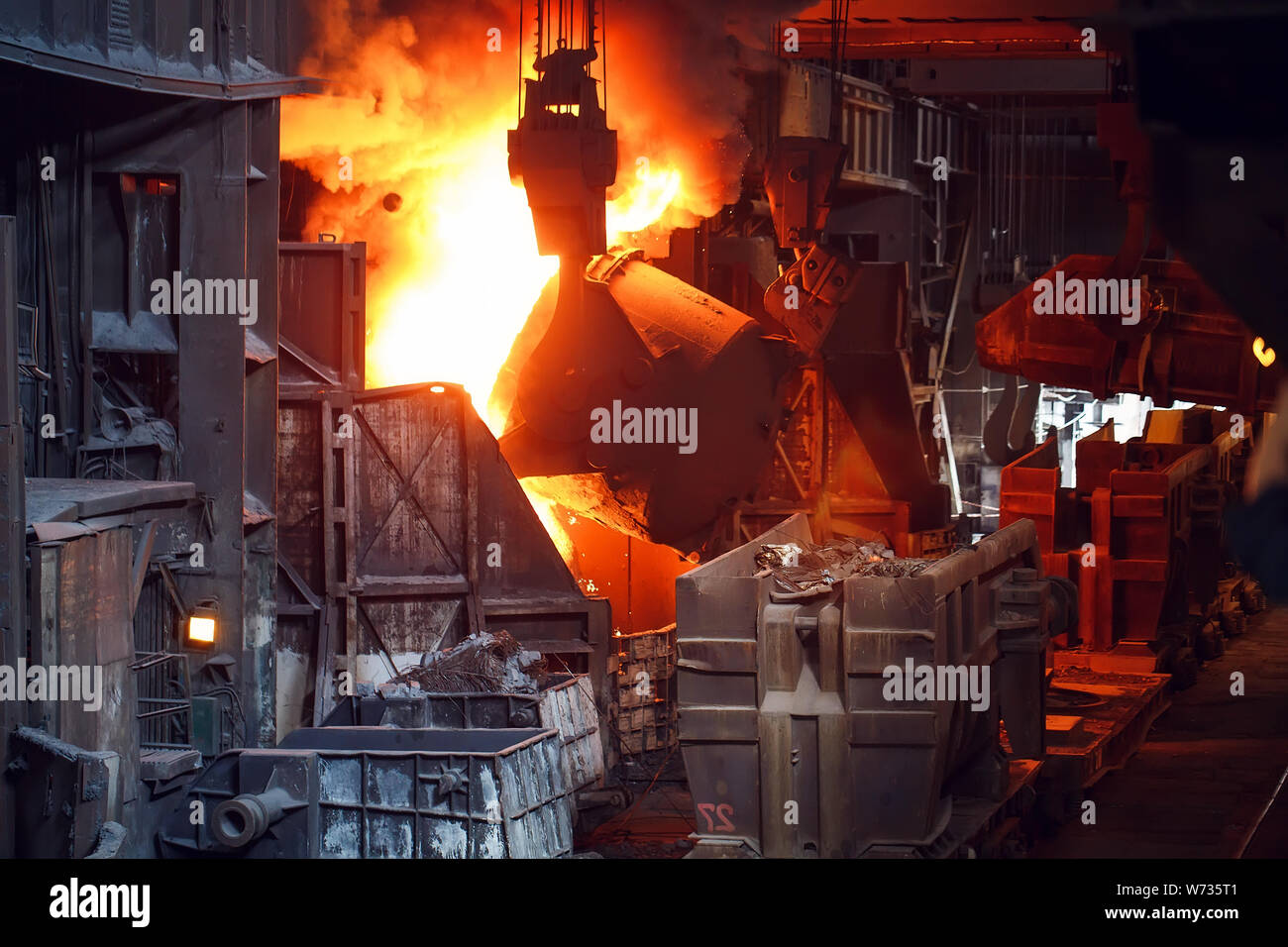 Das Schmelzen des Metalls in der Gießerei, metallurgische Industrie. Stockfoto