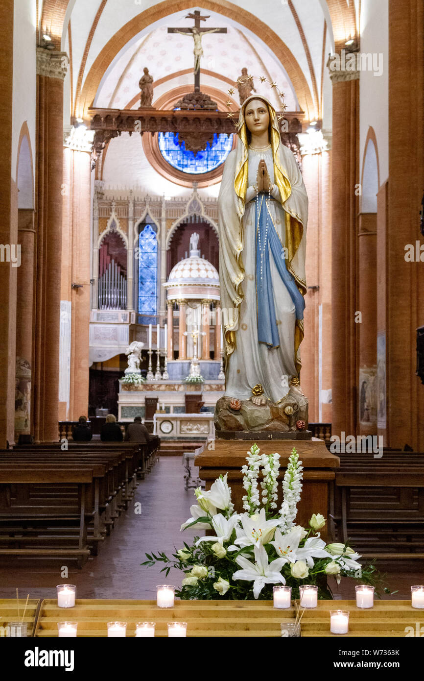 Die Statue Unserer Lieben Frau von Lourdes in der 'Santa Maria del Carmine" Kirche (Hl. Maria von Karmel) in Pavia. Stockfoto