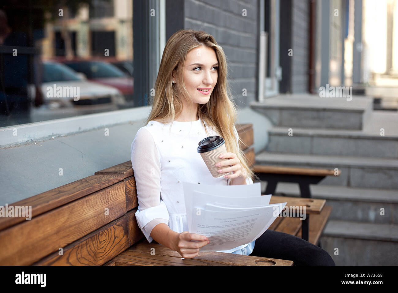 Geschäftsfrau lesen Papier im Cafe in der Mittagspause. Business woman liest und unterstreicht Noten in einem neuen Vertrag Stockfoto