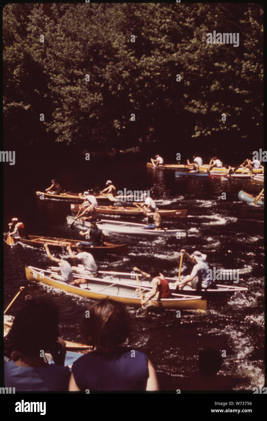 Beginn der KANU RENNEN AUF DER NÖRDLICHEN ZWEIG DER MOOSE RIVER AN DER ALTEN SCHMIEDE, NEW YORK IN DEN ADIRONDACK FOREST PRESERVE Stockfoto