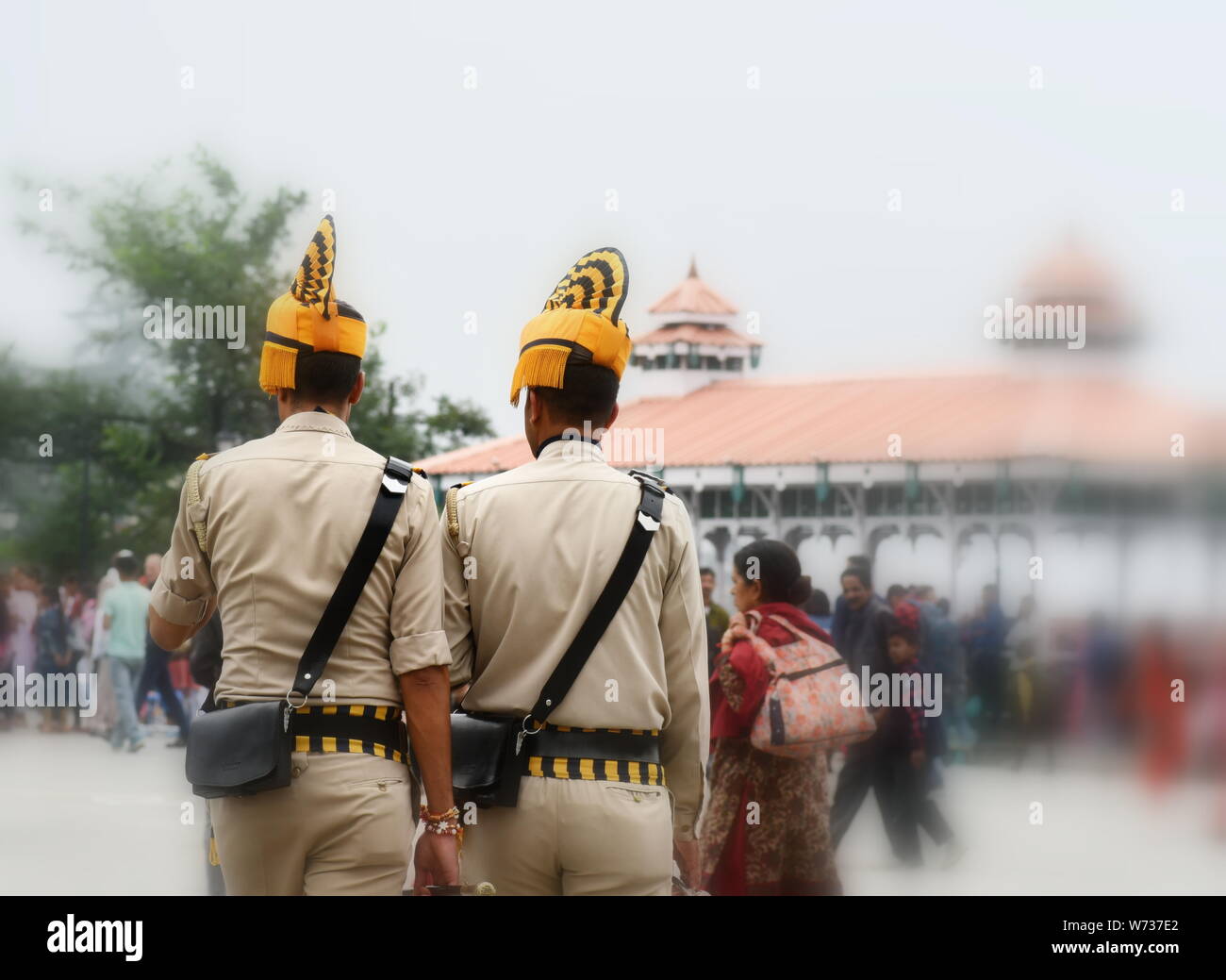 Polizisten in der traditionellen Kleidung zu Fuss an der Kante. Stockfoto
