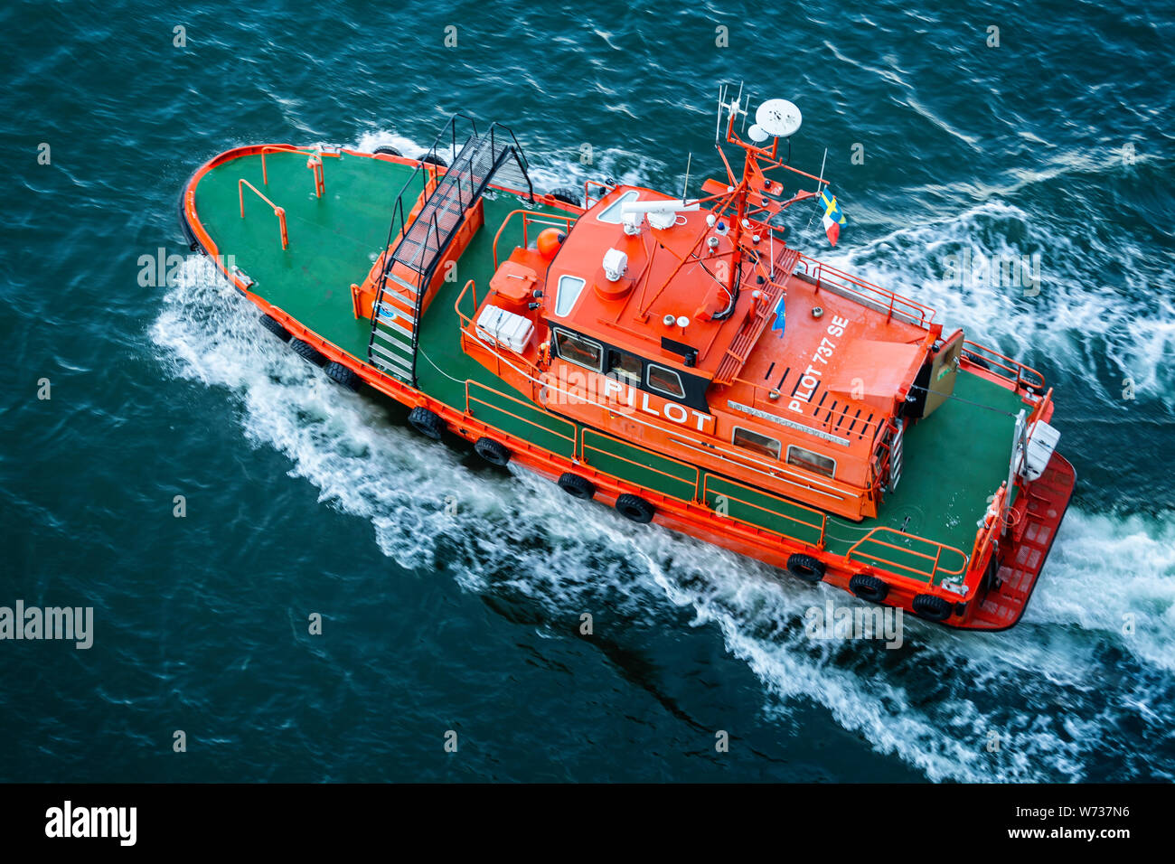 Schwedische Pilot Boot durch die Wellen mit hoher Geschwindigkeit auf See in der Nähe von Visby, Gotland, Schweden am 20. Juli 2019 Stockfoto