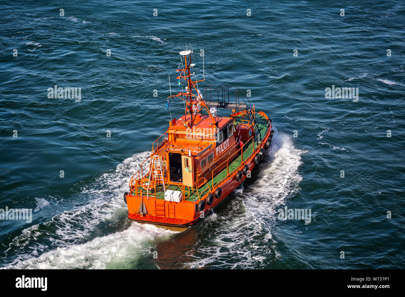 Schwedische Pilot Boot durch die Wellen mit hoher Geschwindigkeit auf See in der Nähe von Visby, Gotland, Schweden am 20. Juli 2019 Stockfoto