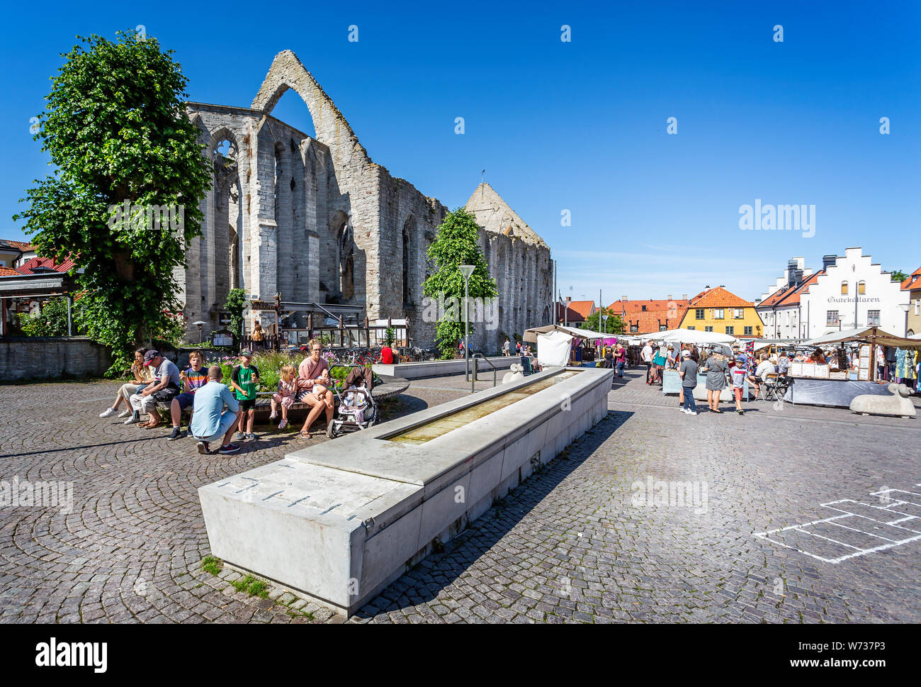 Die Ruinen der St. Katarina Kirche vom Marktplatz in Visby, Gotland, Schweden am 20. Juli 2019 Stockfoto
