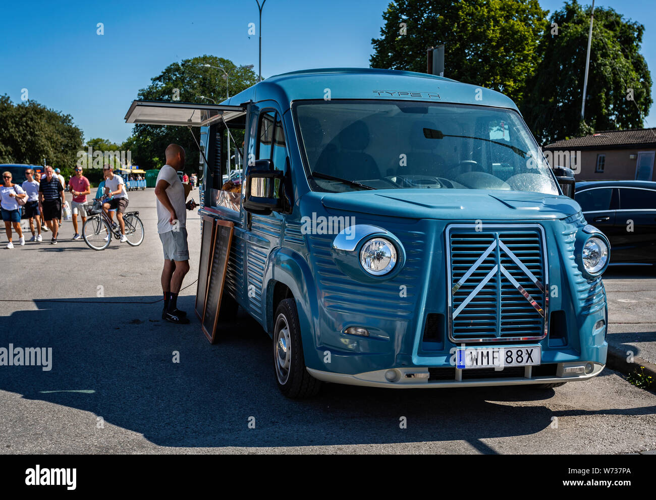 Blue Vintage Style Citroen Van Verkauf von Brot und Gebäck in Visby, Gotland, Schweden am 20. Juli 2019 Stockfoto