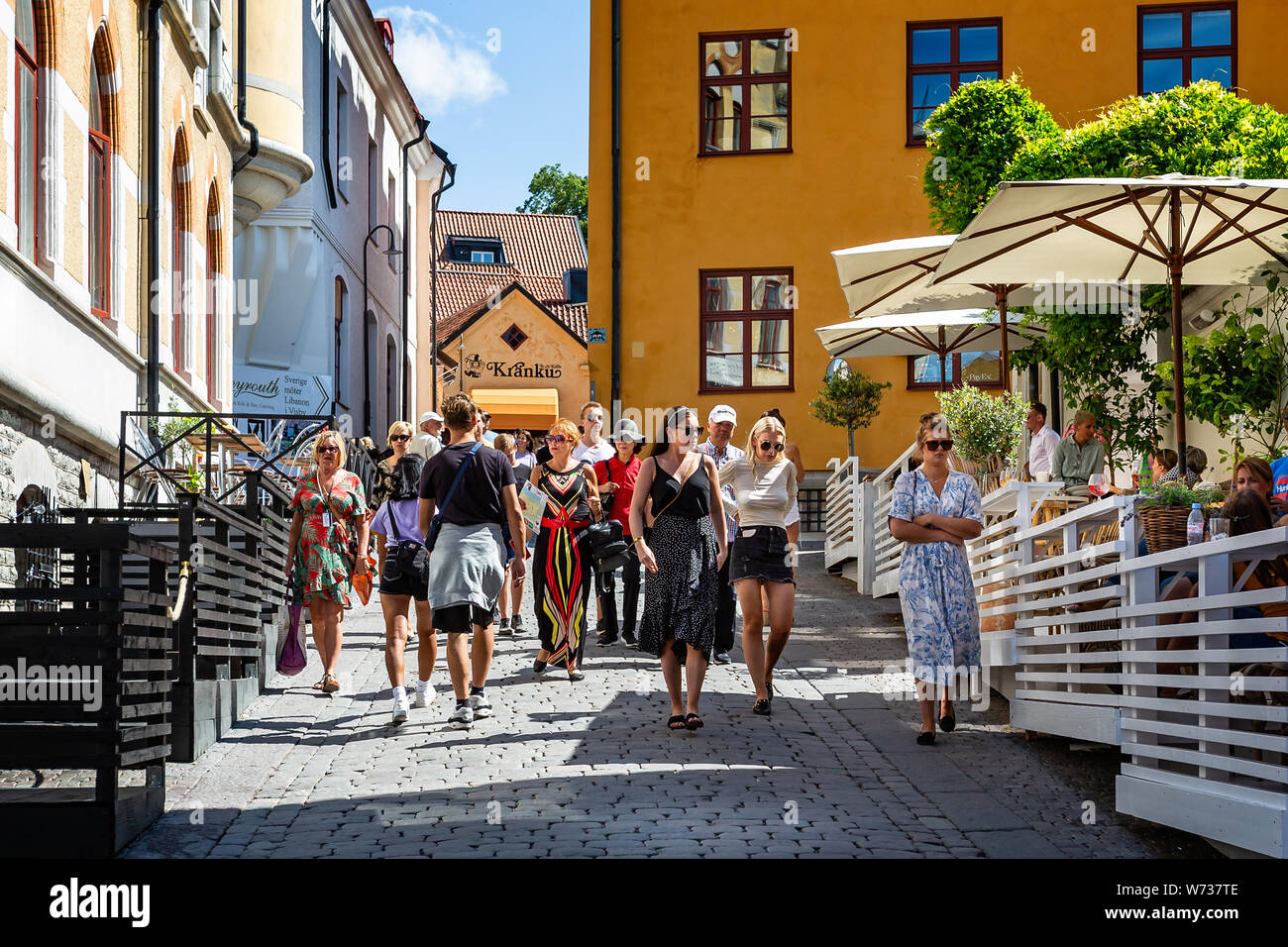 Gruppe der attraktive junge Frauen gehen auf schmalen mittelalterlichen Straße in Visby, Gotland, Schweden am 20. Juli 2019 Stockfoto