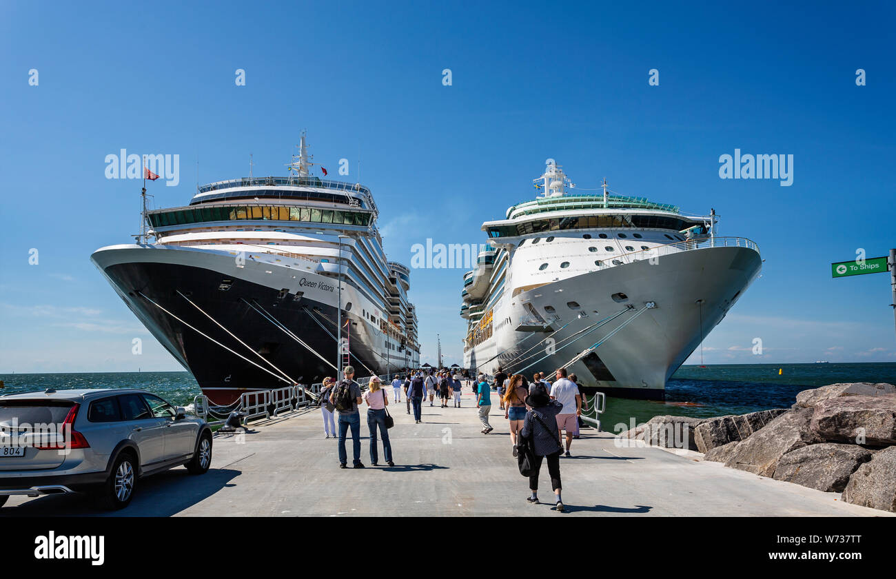 Paar große Kreuzfahrtschiffe einschliesslich Cunards Queen Victoria günstig in Visby, Gotland, Schweden am 20. Juli 2019 Stockfoto