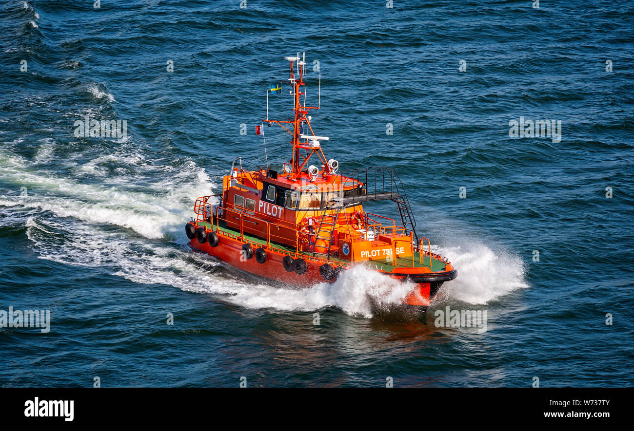 Schwedische Pilot Boot durch die Wellen mit hoher Geschwindigkeit auf See in der Nähe von Visby, Gotland, Schweden am 20. Juli 2019 Stockfoto