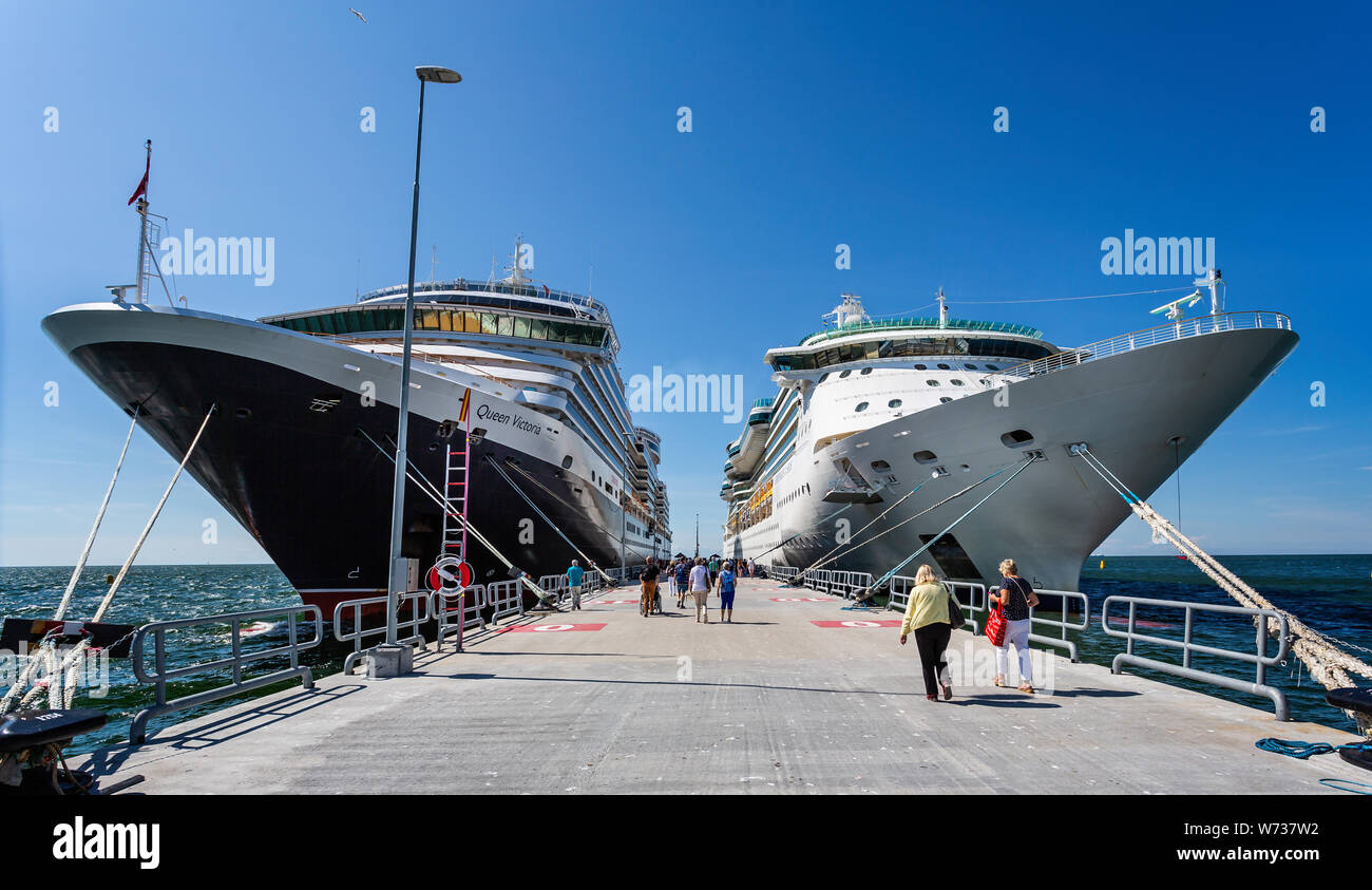 Paar große Kreuzfahrtschiffe einschliesslich Cunards Queen Victoria günstig in Visby, Gotland, Schweden am 20. Juli 2019 Stockfoto