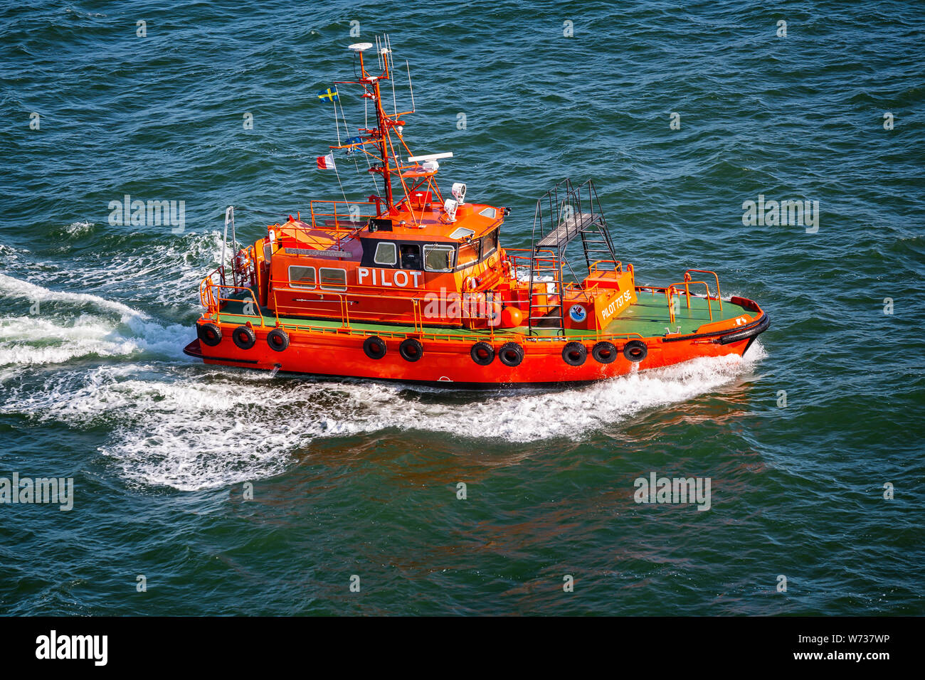 Schwedische Pilot Boot durch die Wellen mit hoher Geschwindigkeit auf See in der Nähe von Visby, Gotland, Schweden am 20. Juli 2019 Stockfoto