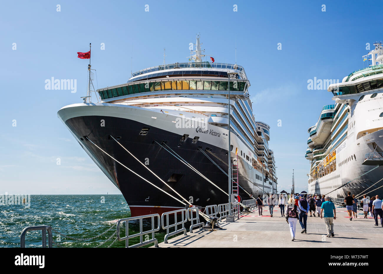 Paar große Kreuzfahrtschiffe einschliesslich Cunards Queen Victoria günstig in Visby, Gotland, Schweden am 20. Juli 2019 Stockfoto