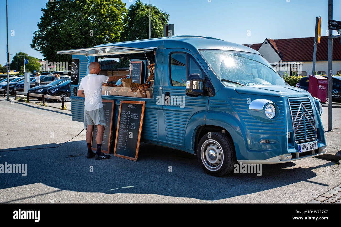 Blue Vintage Style Citroen Van Verkauf von Brot und Gebäck in Visby, Gotland, Schweden am 20. Juli 2019 Stockfoto