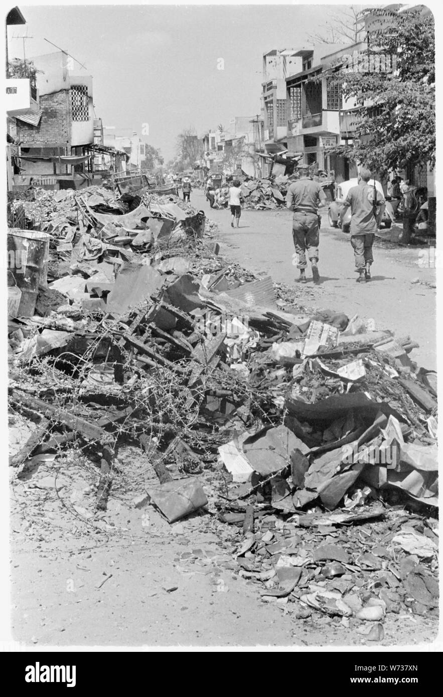 Saigon, Vietnam .... Schutt und die Überreste von Stacheldraht in den Straßen von Cholon, einem Vorort von Saigon, die Südvietnamesischen Truppen in einer Bemühung, die Viet Cong, die nach der Tet-offensive Ende Januar blieb zu spülen verbrannt wurde. Stockfoto