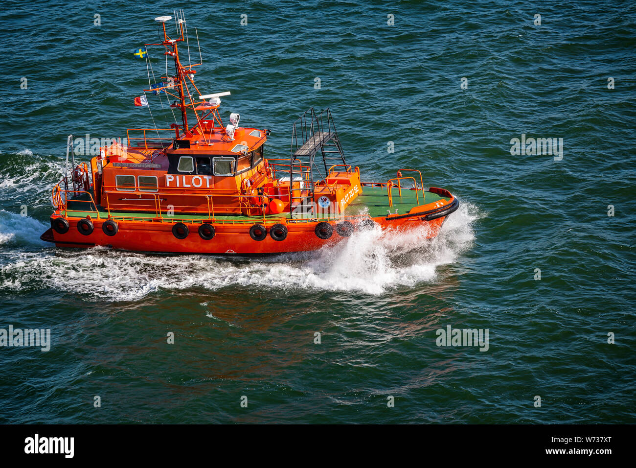 Schwedische Pilot Boot durch die Wellen mit hoher Geschwindigkeit auf See in der Nähe von Visby, Gotland, Schweden am 20. Juli 2019 Stockfoto